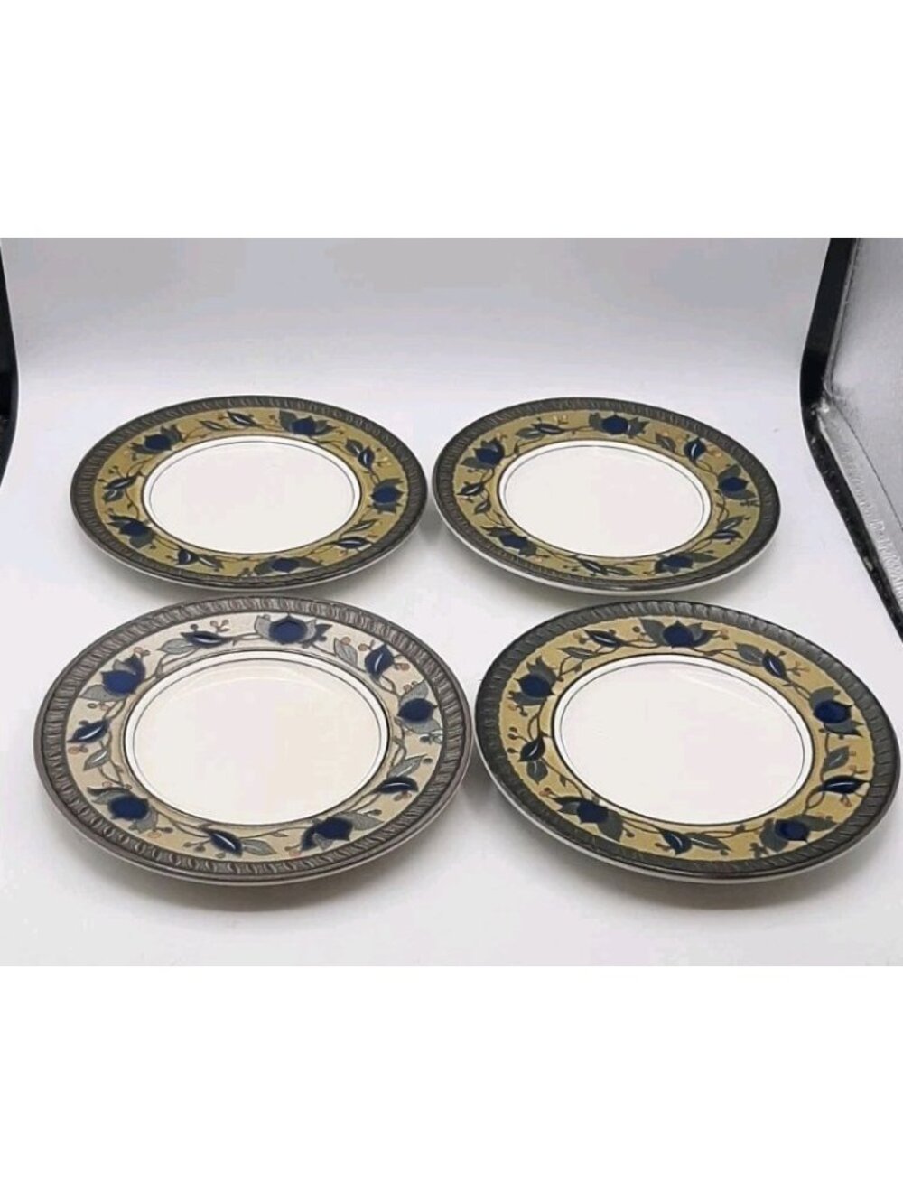 Mikasa Intaglio Arabella Bread and Butter Plates 6 1/2 In Set of 4